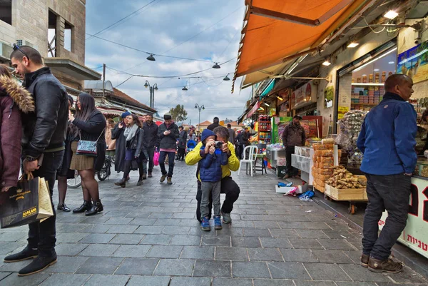 Jeruzalém Izrael Prosince 2016 Chlapec Vyfotil Kupujících Trh Mahane Jehuda — Stock fotografie