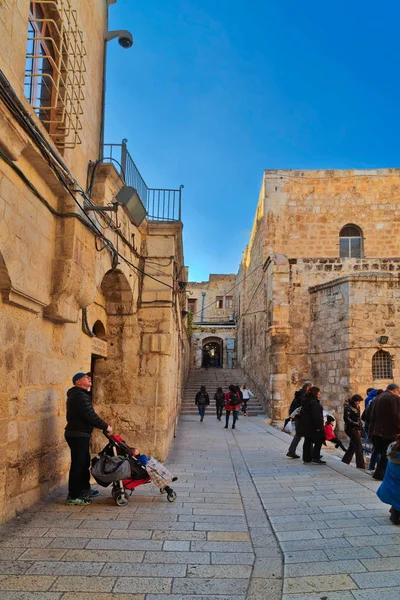 エルサレム イスラエル 2016 観光客や礼拝を歩くし エルサレムの聖墳墓教会の入り口広場の上に座る — ストック写真