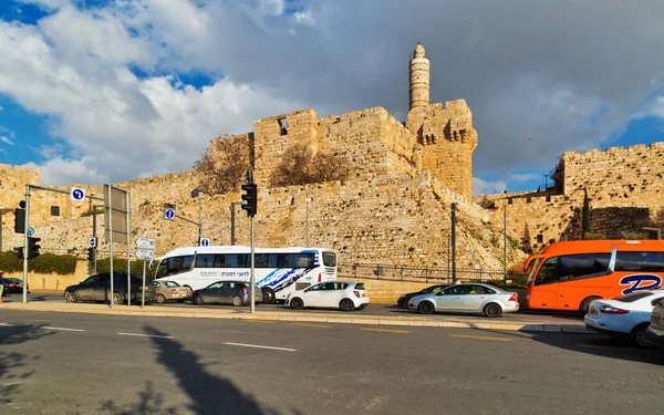 イスラエル エルサレム 2016年12月26日 ヤッファ門近くの旧市街の城壁沿いの道路交通 — ストック写真