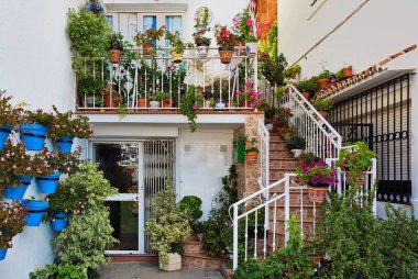 Mijas kasabasının dar sokaklarında tipik beyaz evler. Endülüs. İspanya
