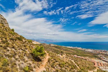 İspanya 'nın Endülüs Eyaleti Benalmadena' daki Calamorro Dağı 'nın tepesinden Costa del Sol' un panoramik manzarası.