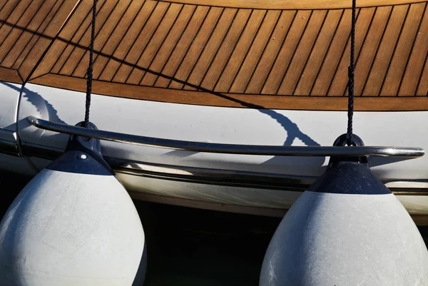 Varios Guardabarros Flotantes Cuelgan Tablero Del Yate — Foto de Stock