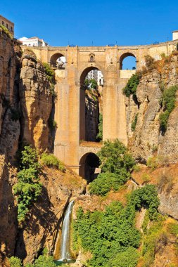 Ronda, Endülüs, İspanya 'daki El Tajo geçidinde 18. yüzyıldan kalma kemerli köprü.