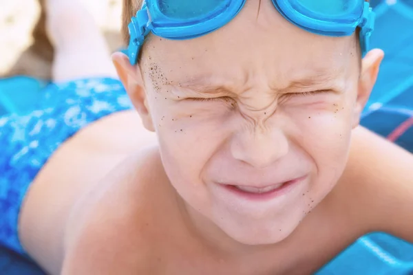 水泳用眼鏡をかけた少年の肖像 — ストック写真