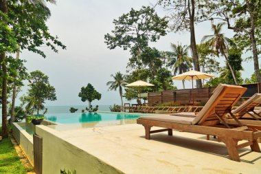 Smal Thai tatil köyündeki mavi su havuzu.