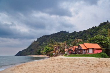 Akşam vakti tropik bir sahilde gezginler için ucuz bungalovlar. Tayland