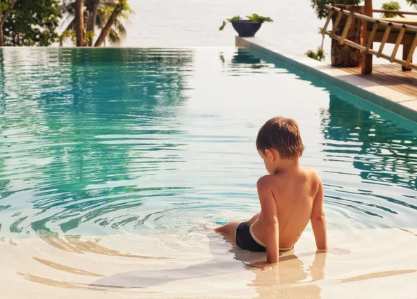 Μικρό Αγόρι Στην Πισίνα Στην Καυτή Ημέρα — Φωτογραφία Αρχείου