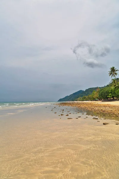 Spiaggia Tropicale Sotto Cielo Cupo Tailandia — Foto Stock