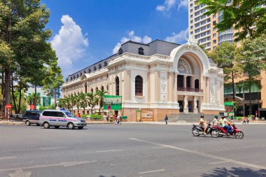 Ho Chi Minh, Vietnam - 28 Nisan 2014: Tarihi Saigon Opera Binası (belediye Tiyatrosu) Ho Chi Minh city Dong Khoi sokakta. Ho Chi Minh City Asya'nın popüler bir turistik yer.