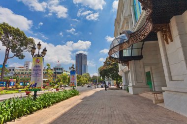 Ho Chi Minh, Vietnam - 28 Nisan 2014: Manzaralı Merkezi Ho Chi Min şehrin sokaklarında birinde Bitexco mali Kulesi arka plan üzerinde. Kendi inşaat 2010 yılında tamamlandı.