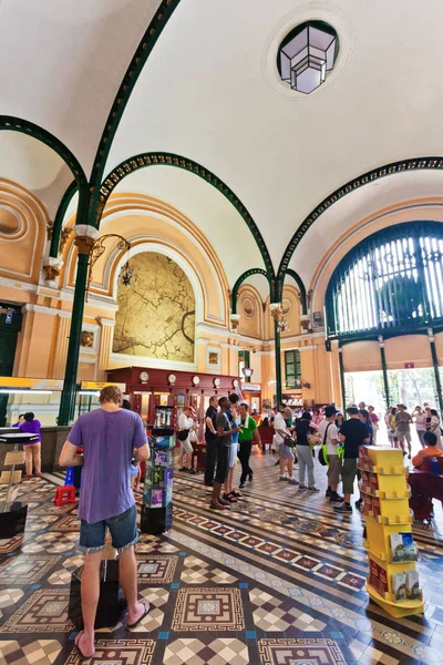 Chi Minh Vietnam April 2014 Customers Tourists General Post Office — Stock Photo, Image