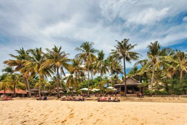 Phu Quoc, Vietnam - 18 Nisan, rahatlatıcı 2014:Tourists avuç Vietnam Phu Quoc Adası'nda küçük resort yakınındaki güzel tropik sahilde.