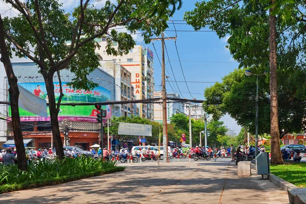 ホーチミン市の中心街の一つでホー ベトナム 2014 トラフィック バイク タクシーによる輸送を人々 します Mil バイク トラフィックはよく混雑します — ストック写真