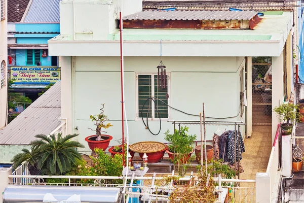 胡志明 2014年4月28日 在胡志明的最旧的邻里之一的阳台上的看法 它原名西贡 这是正式更名为胡志明市1976年7月2日 — 图库照片
