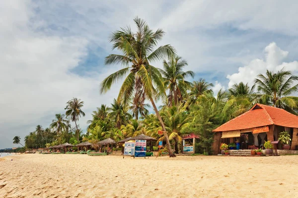 Phu Quoc Vietnam April 2014 Tourists Relaxing Beautiful Tropical Beach — Stock Photo, Image