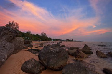Vietnam 'daki Phu Quoc adasında gün batımında sahil.