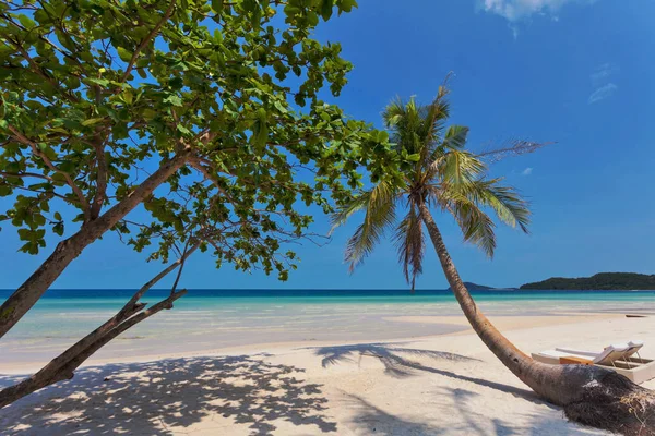 Krásná Tropická Pláž Výhledem Moře Čistá Voda Modrá Obloha Ostrově — Stock fotografie