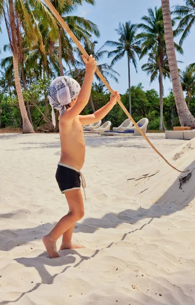 Malý Chlapec Hraje Dřevěnou Tyčí Písečné Pláži — Stock fotografie