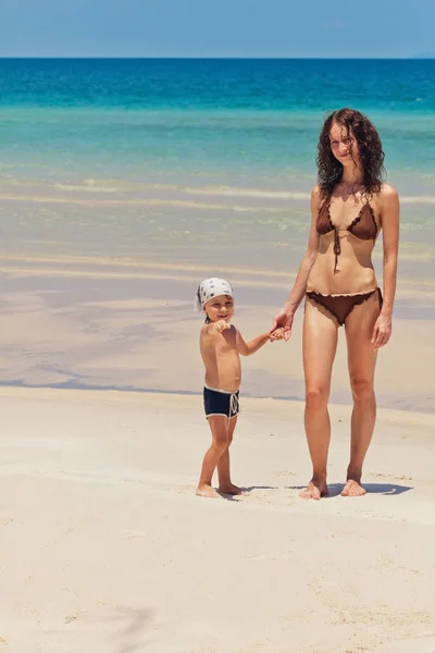 Portret Van Moeder Zoon Het Strand — Stockfoto