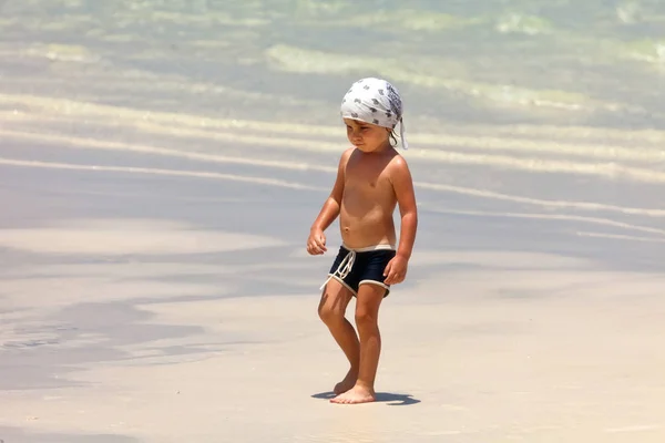 Ritratto Bambino Che Cammina Sulla Spiaggia Soleggiata — Foto Stock