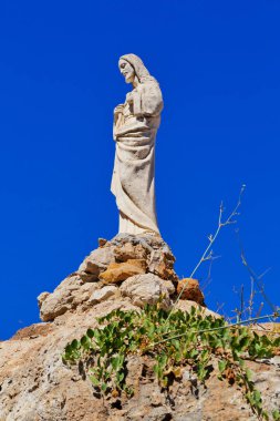 Mijas Rock'da Virgin tapınak üzerinde İsa heykeli. Mijas Costa del Sol. Spai için güzel bir Endülüs şehir olduğunu