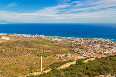 Costa del Sol 'un üstündeki füniküler. Calamorro Dağı 'nın tepesinden, Benalmadena, Endülüs, İspanya.