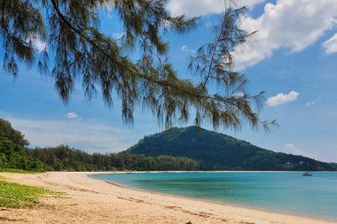 Deniz manzaralı güzel tropik plaj, temiz su ve mavi gökyüzü. Doğa arkaplanı