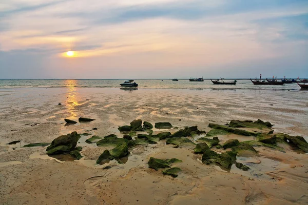 Plage Tropicale Période Reflux Sur Fond Coucher Soleil — Photo