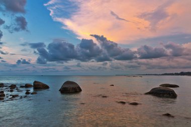 Andaman Denizi kıyısında, renkli günbatımında, Khao Lak, Tayland.