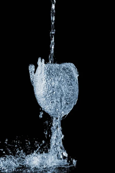Glas För Vin Strömmande Vatten Svart — Stockfoto