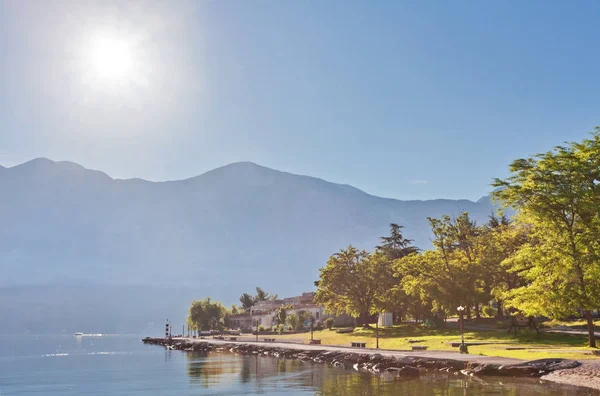 Mattinata Nebbiosa Sulla Spiaggia Con Vista Sul Mare Sulle Montagne — Foto Stock