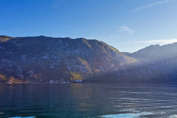 Puslu Sabah Sahilde Deniz Dağ Manzaralı Kotor Körfezi Karadağ — Stok fotoğraf