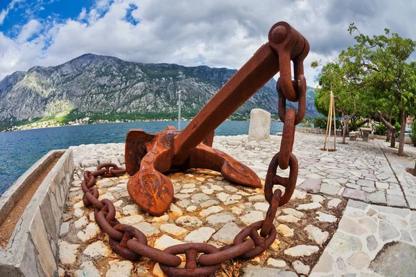 Gamla Ankare Vid Vattnet Bergen Bakgrund Fisks Perspektiv Montenegro — Stockfoto