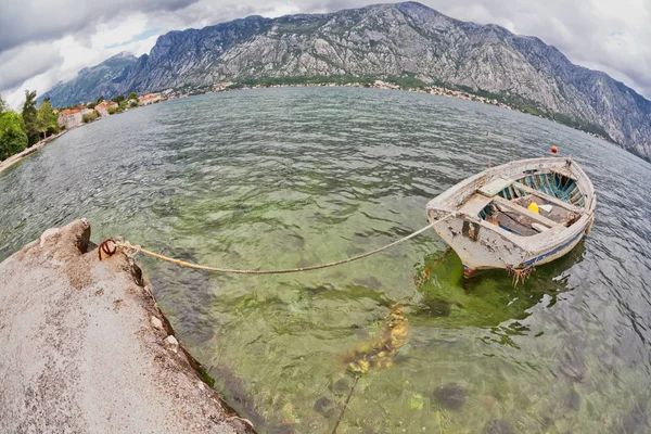 Vieux Bateau Dans Mer Avec Mer Les Montagnes Par Temps — Photo