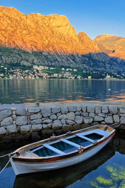 Barco Mar Pôr Sol Com Montanhas Fundo Baía Kotor Montenegro — Fotografia de Stock
