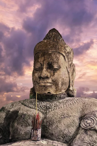 Asura Statue Auf Dem Hintergrund Des Sonnenuntergangs Siem Reap Kambodscha — Stockfoto
