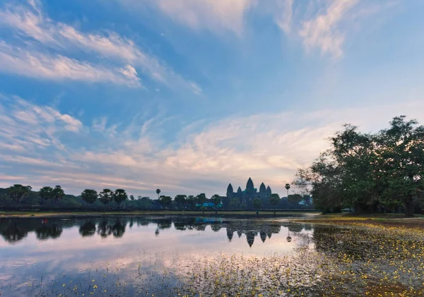 シェムリ アップにアンコール ワットの日の出を得る カンボジア — ストック写真