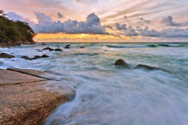 Plajda kasvetli tropik gün batımı. Tayland 