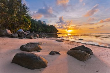 Ebb zamanında tropik sahilde günbatımı arka plan. Nai Yang beach. Phuket. Tayland