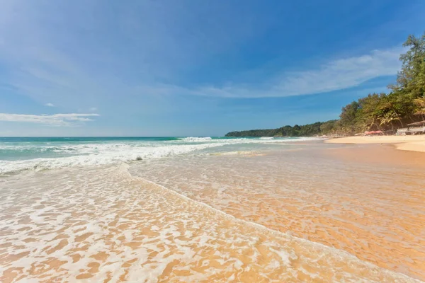 Прекрасний Тропічний Пляж Видом Море Чистою Водою Блакитним Небом Фон — стокове фото