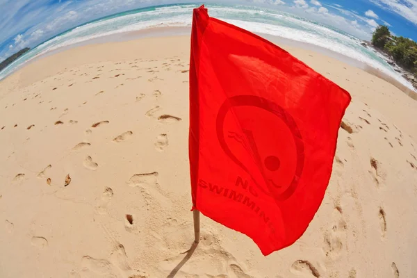 Rode Waarschuwing Vlag Strand Vis Ogen Bekijken Phuket Thailand — Stockfoto