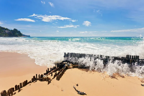 Schöner Tropischer Strand Mit Meerblick Sauberem Wasser Und Blauem Himmel — Stockfoto