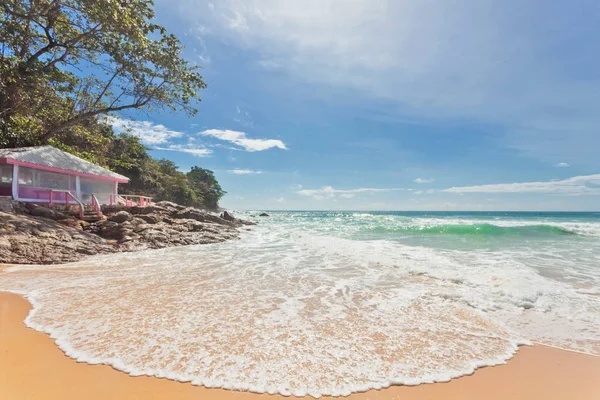 Piękna Tropikalna Plaża Widokiem Morze Czysta Woda Błękitne Niebo Kontekst — Zdjęcie stockowe