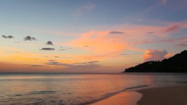 Güzel günbatımında tropik bir sahil. Doğa arkaplanı 