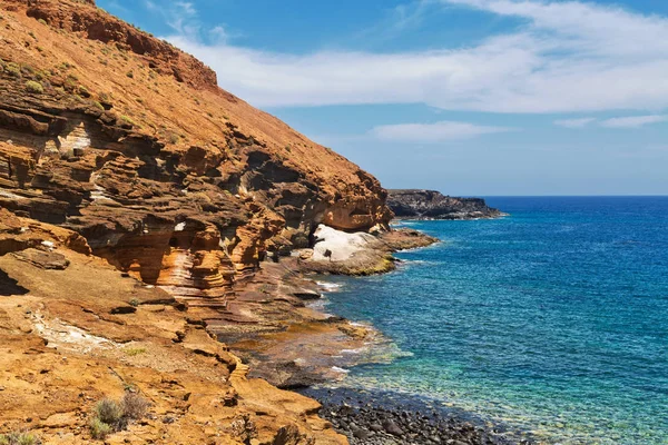 Mavi gökyüzünün altındaki taşlı sahil. Tenerife adası. İspanya