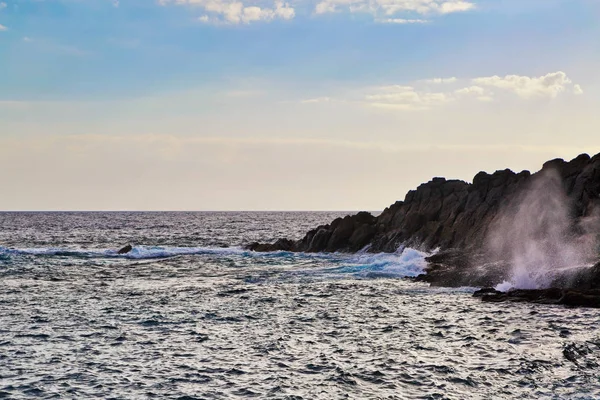 美丽的海与火山岩在蓝蓝的天空下 特内里费岛 金丝雀 西班牙 — 图库照片