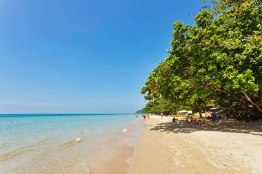 Koh Chang, Tayland - 19 Kasım 2011: Thais ve turistler üzerinde beyaz kum plaj Chang adanın gün batımından önce dinlenme. Koh Chang Tayland ünlü bir turistik yer