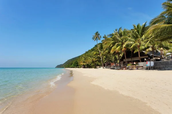 Vacker Tropisk Strand Med Havsutsikt Rent Vatten Blå Himmel Naturbakgrund — Stockfoto