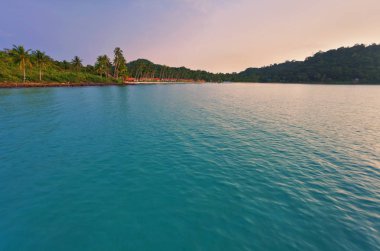 güzel gün batımı tropikal denizde. doğa arka plan 