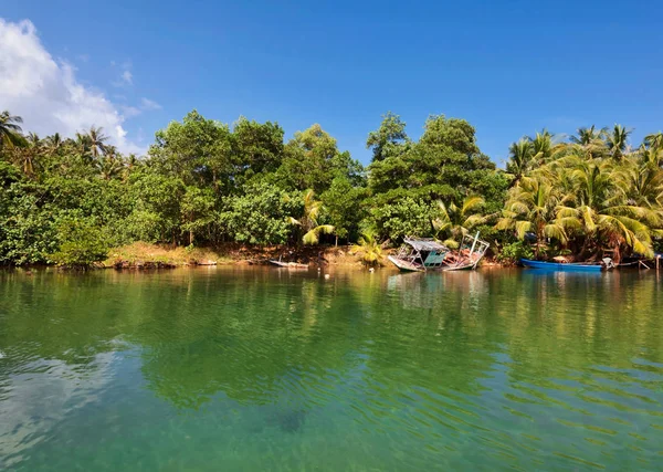 Vecchia Barca Pesca Sul Piccolo Fiume — Foto Stock